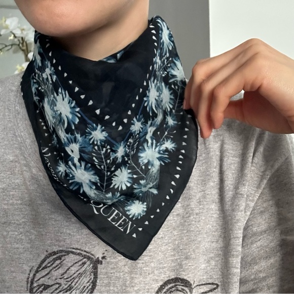 ALEXANDER McQUEEN NWT Navy/Sky Blue CA Solarized Floral Co Se BRAND NEW scarf - Picture 2 of 6